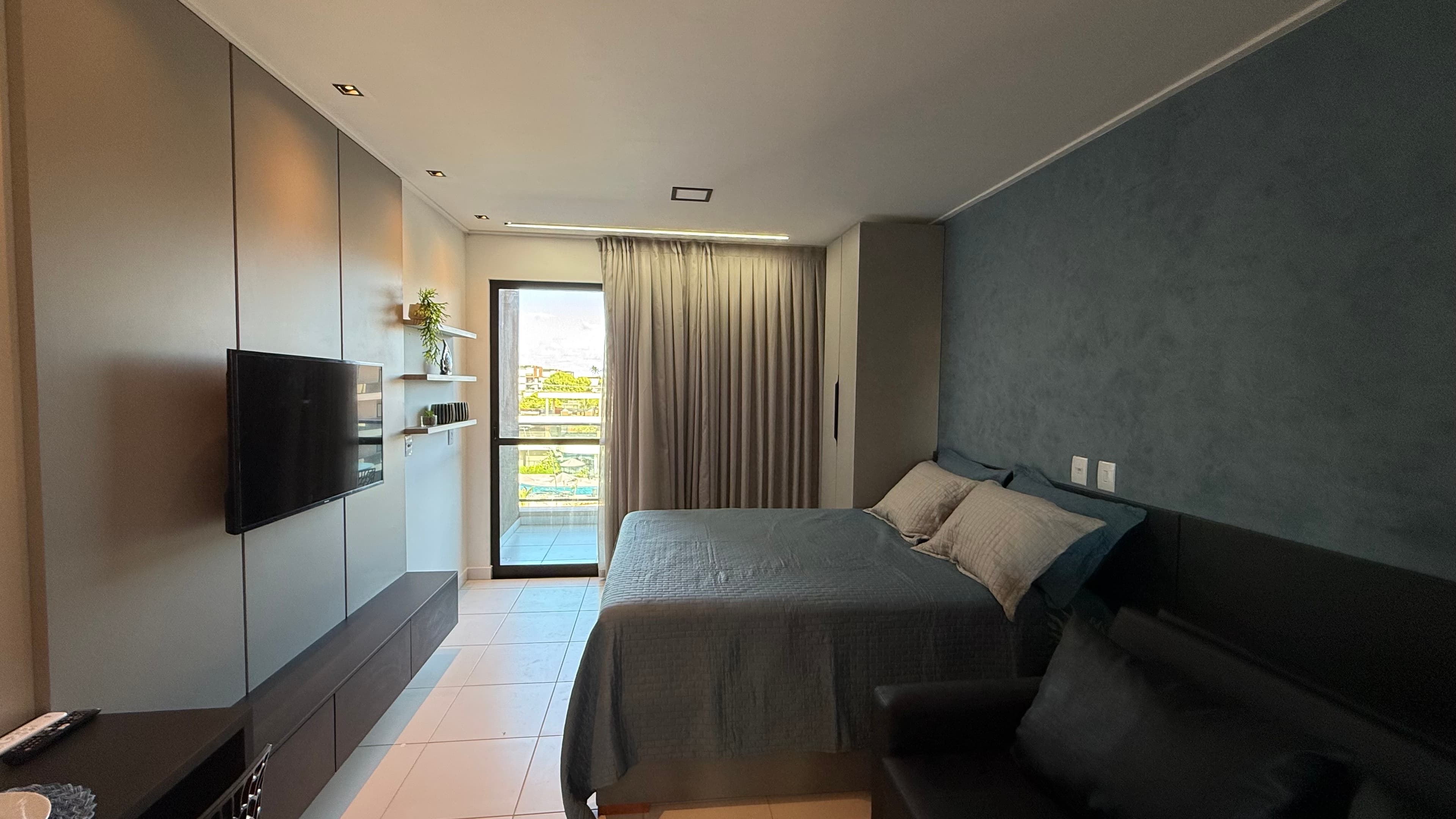 Quarto com TV e vista