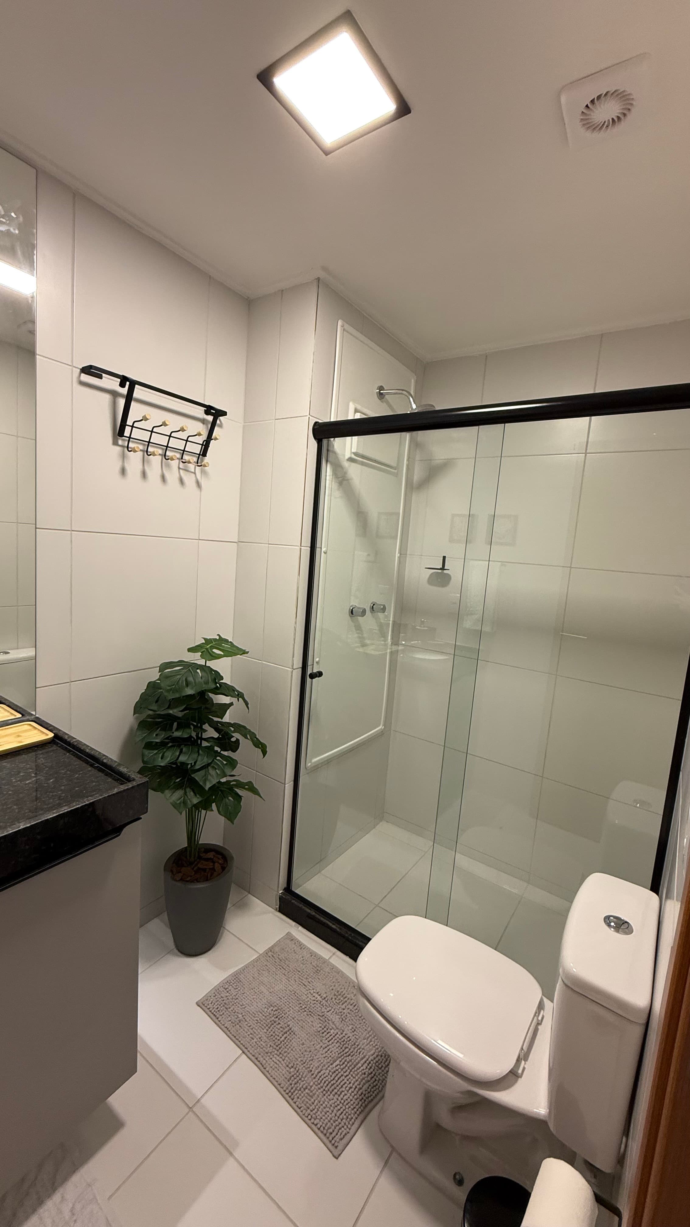 Pia do banheiro com decoração
