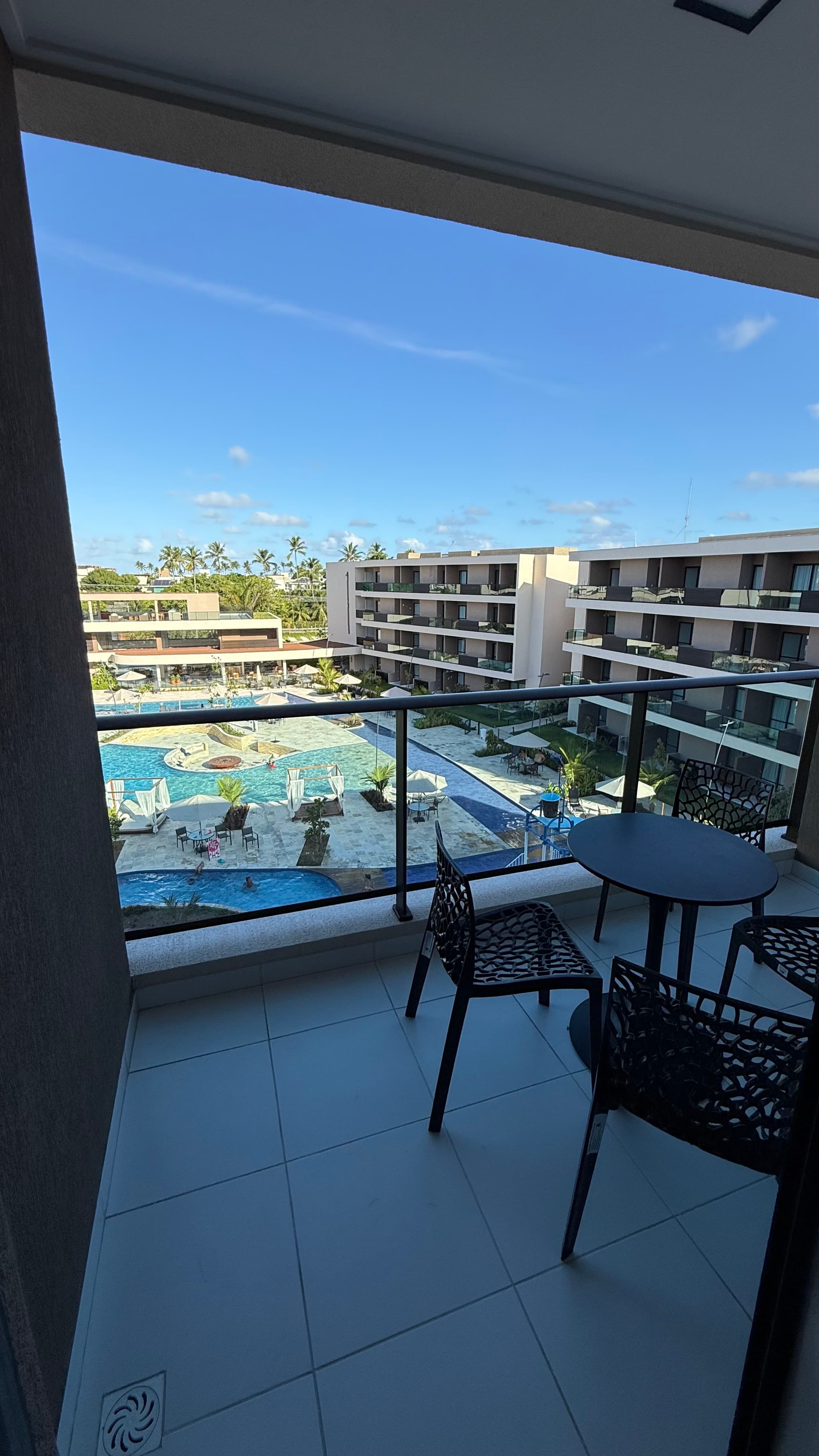 Varanda com vista para piscina